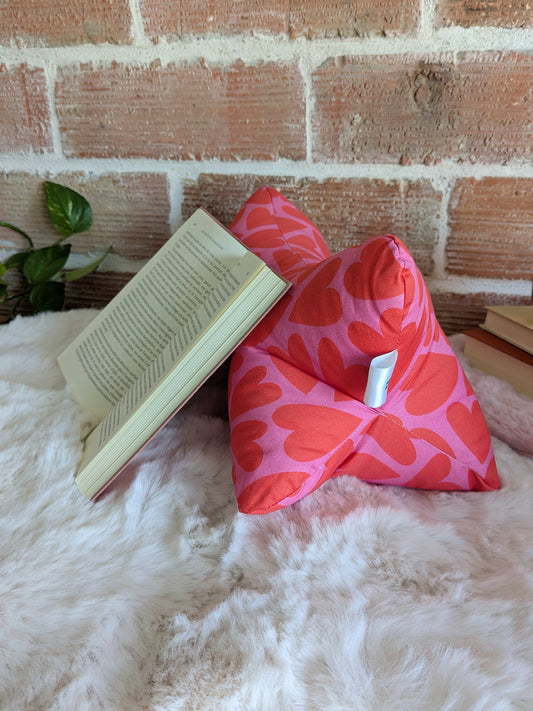 Coussin de lecture rouge et rose