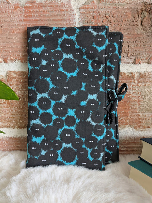 Pochette livre ou liseuse en tissu molletonnée avec rabat fermeture noeud - Motifs noiraudes petits monstres noirs fond bleu