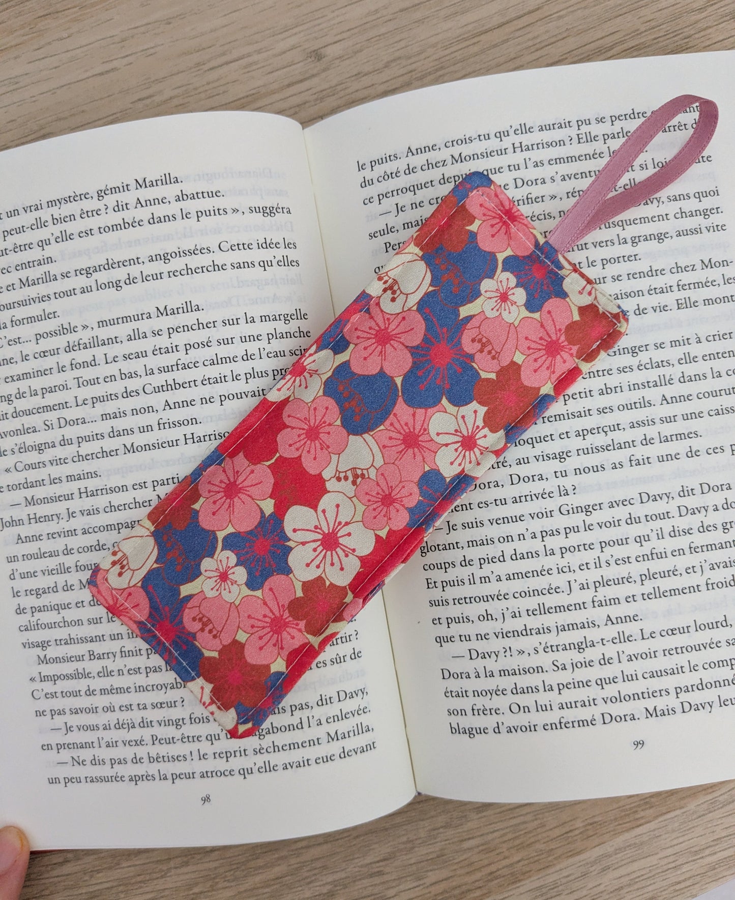 Pochette livre en tissu molletonnée avec rabat fermeture noeud - Motifs fleurs de cerisiers rose et bleu BLOOM
