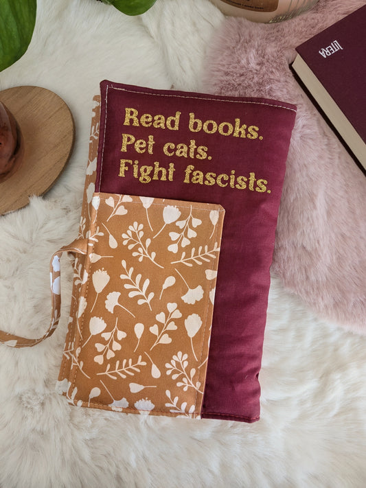 Pochette livre (ou liseuse) féministe molletonnée personnalisable – Collection Baddies