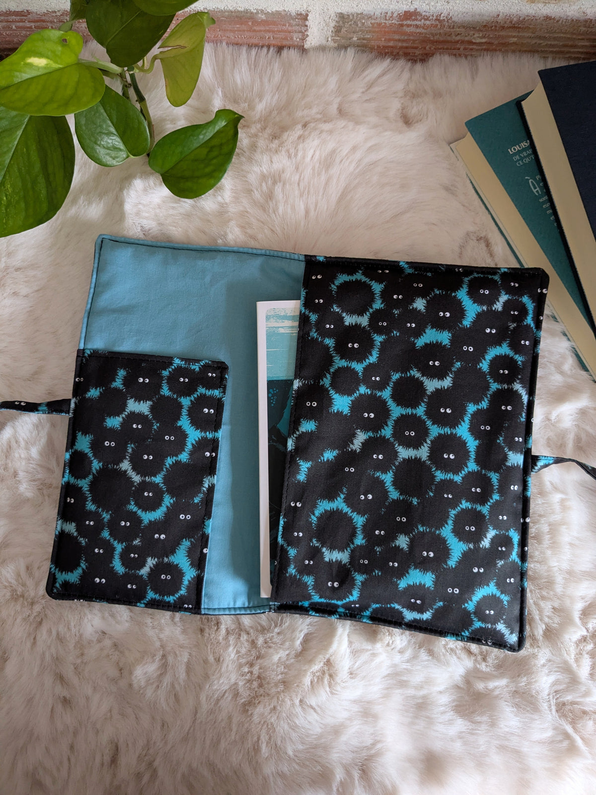 Pochette livre ou liseuse en tissu molletonnée avec rabat fermeture noeud - Motifs noiraudes petits monstres noirs fond bleu