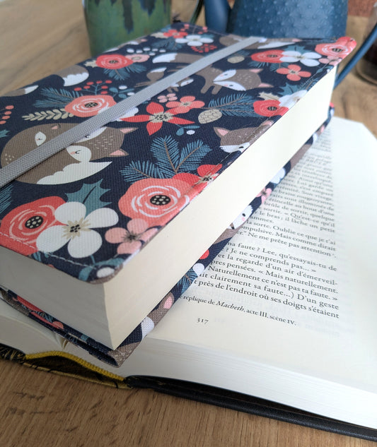 Protege livre en tissu artisanal coton BIO fermeture élastique motifs bébé renard et fleurs