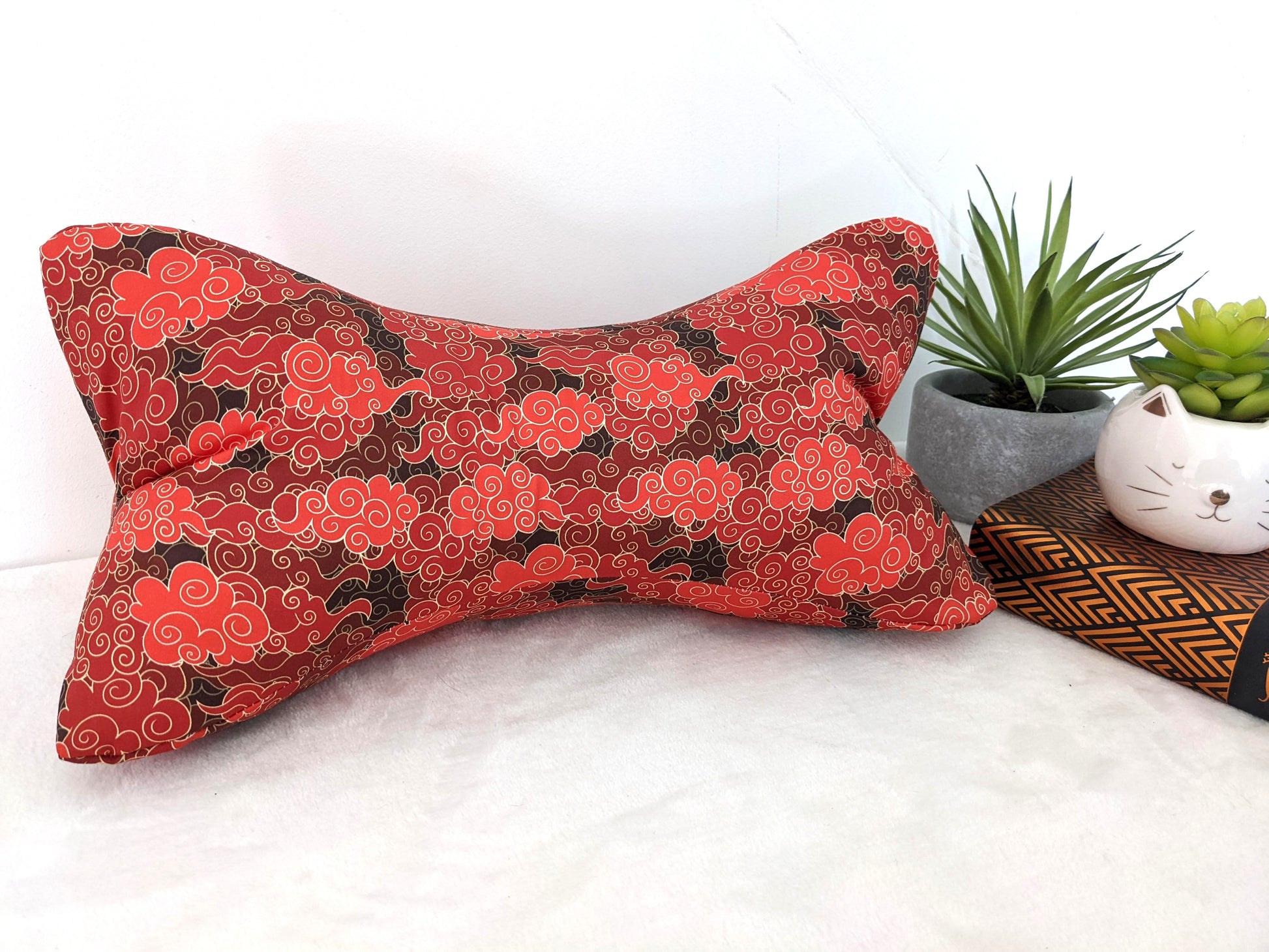 Coussin de lecture support livre nuages rouges