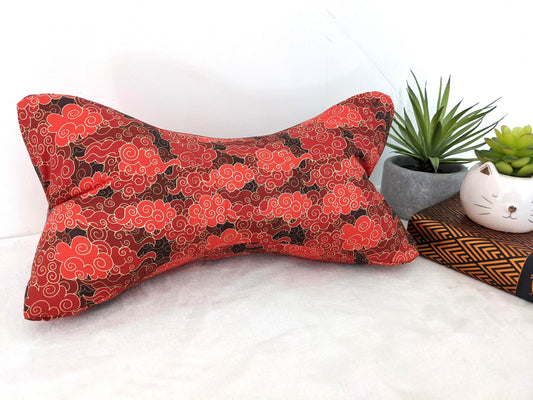 Coussin de lecture support livre nuages rouges