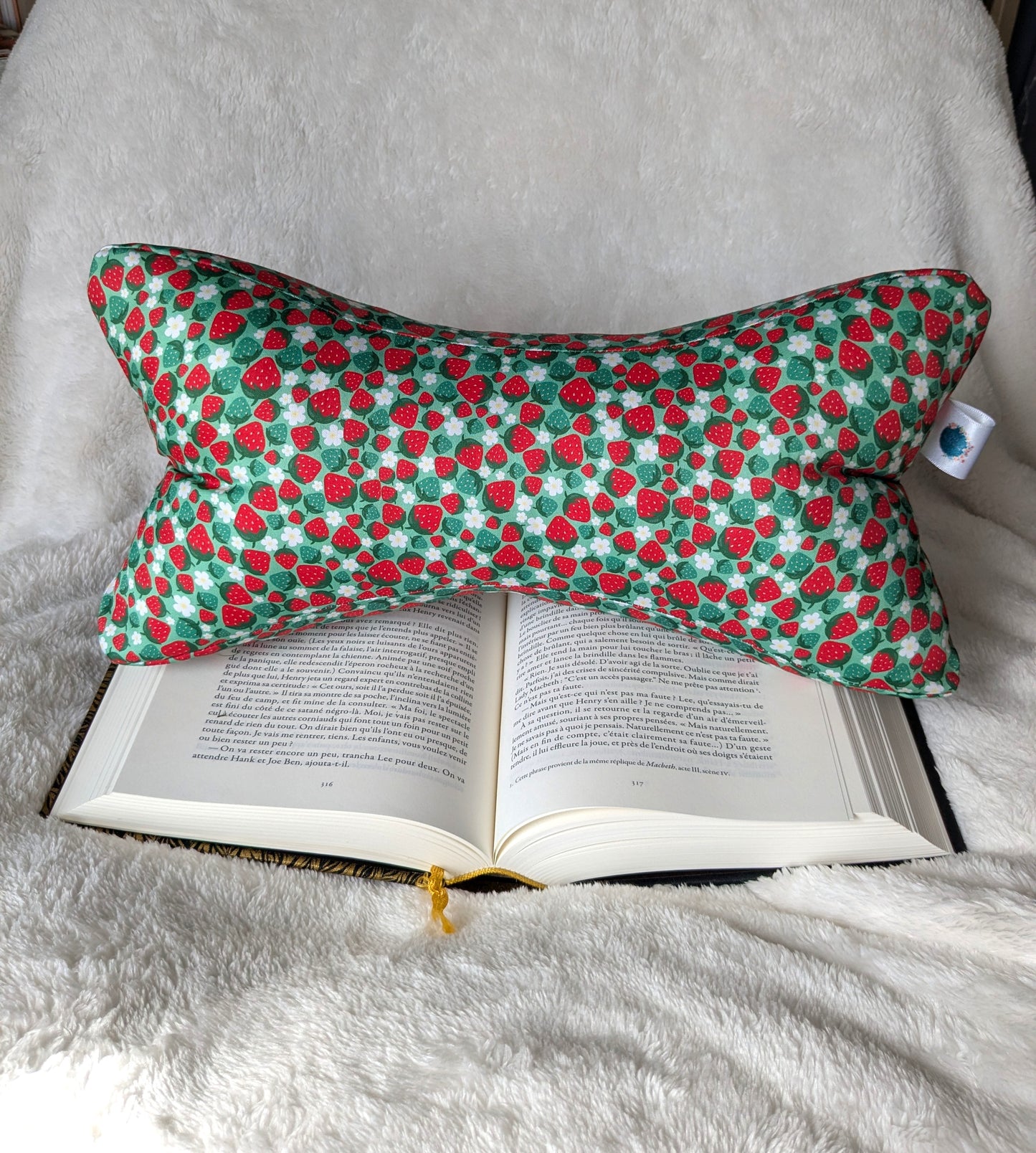 Coussin de lecture motif fraises