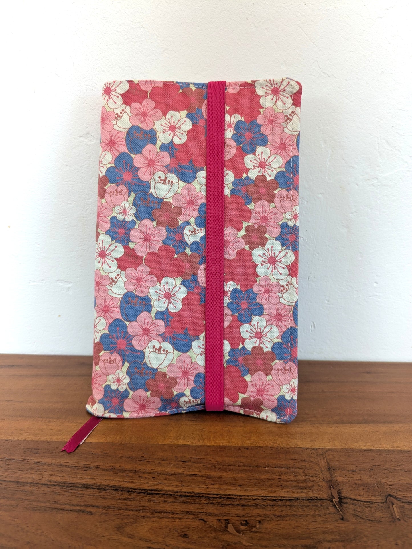 Protège livre en tissu ajustable format poche à grand format - Motifs fleurs de cerisiers roses et bleues BLOOM