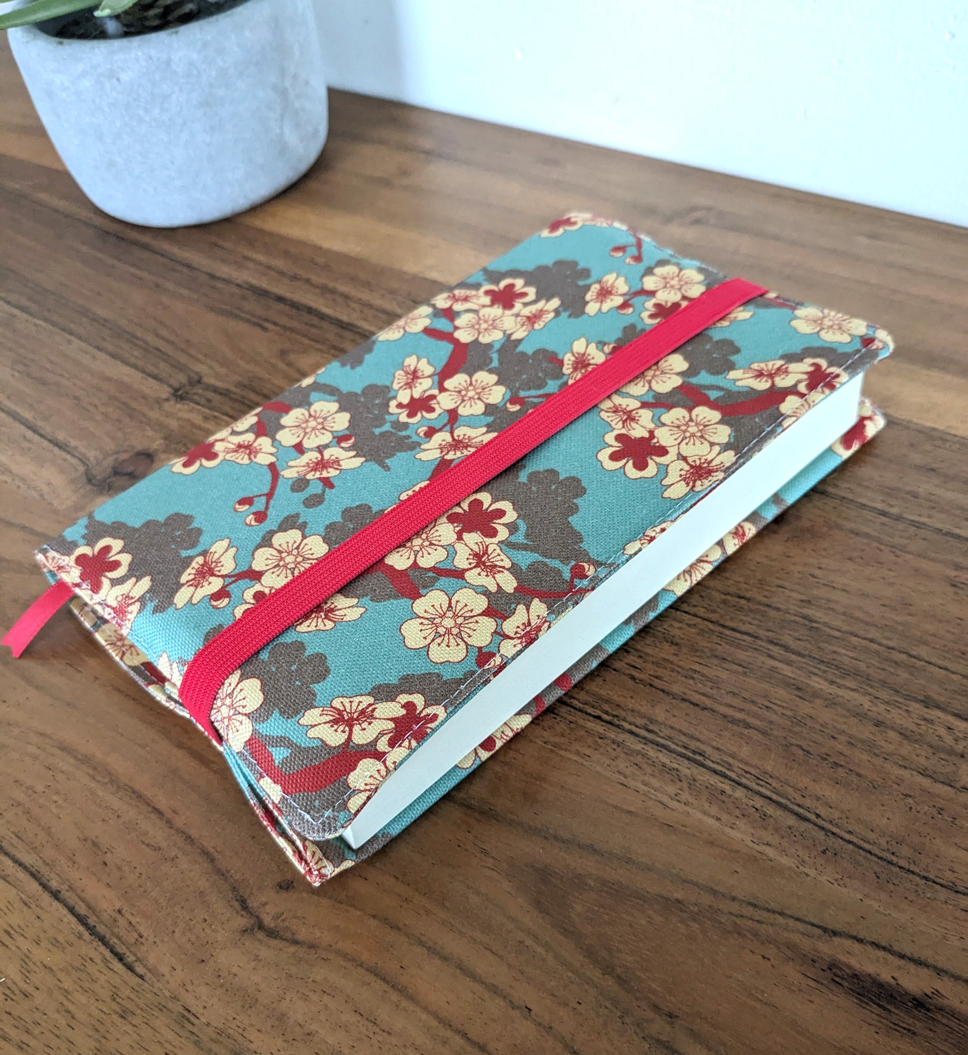 protege livre en tissu motifs fleurs de cerisier rouge et bleu