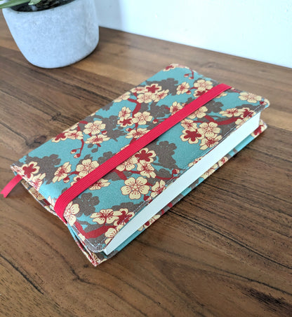 protege livre en tissu motifs fleurs de cerisier rouge et bleu