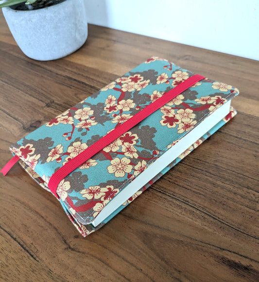 protege livre en tissu motifs fleurs de cerisier rouge et bleu