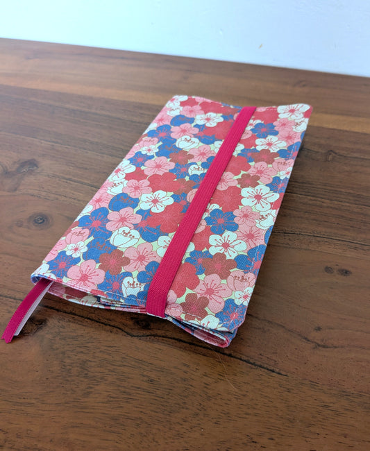 Protège livre en tissu ajustable format poche à grand format - Motifs fleurs de cerisiers roses et bleues BLOOM