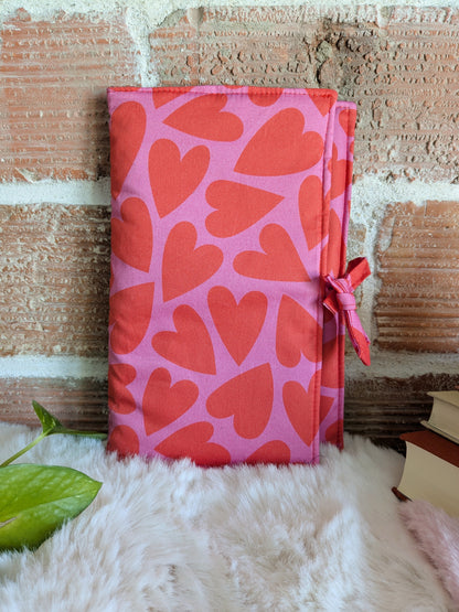 Pochette livre ou liseuse en tissu molletonnée avec rabat fermeture noeud - Motifs coeurs rouges fond rose, violet LOVE