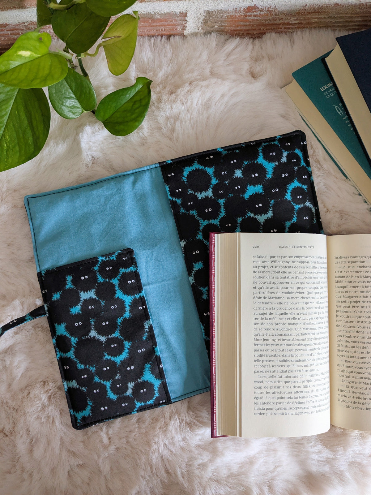 Pochette livre ou liseuse en tissu molletonnée avec rabat fermeture noeud - Motifs noiraudes petits monstres noirs fond bleu