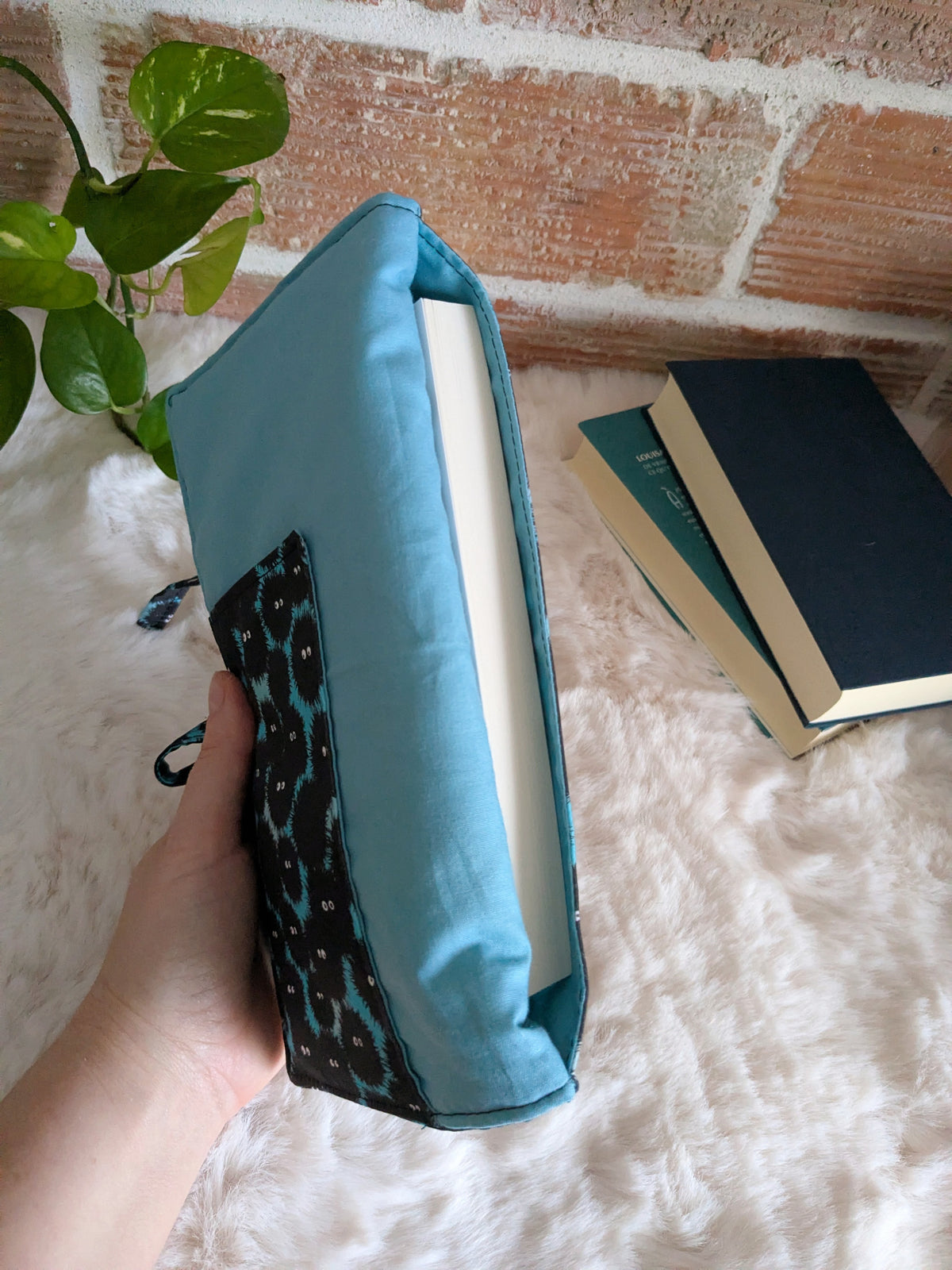 Pochette livre ou liseuse en tissu molletonnée avec rabat fermeture noeud - Motifs noiraudes petits monstres noirs fond bleu