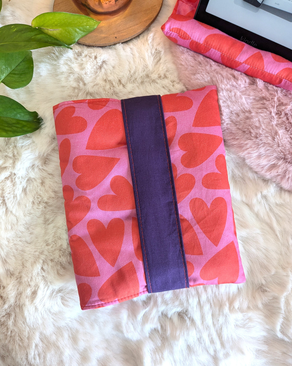 Pochette de protection et transport molletonnée pour liseuse personnalisable - Motifs coeurs rouges sur fond rose LOVE