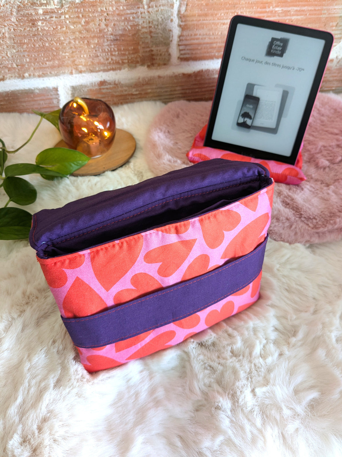 Pochette de protection et transport molletonnée pour liseuse personnalisable - Motifs coeurs rouges sur fond rose LOVE