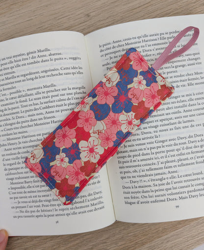 Pochette livre en tissu molletonnée avec rabat fermeture noeud - Motifs fleurs de cerisiers rose et bleu BLOOM