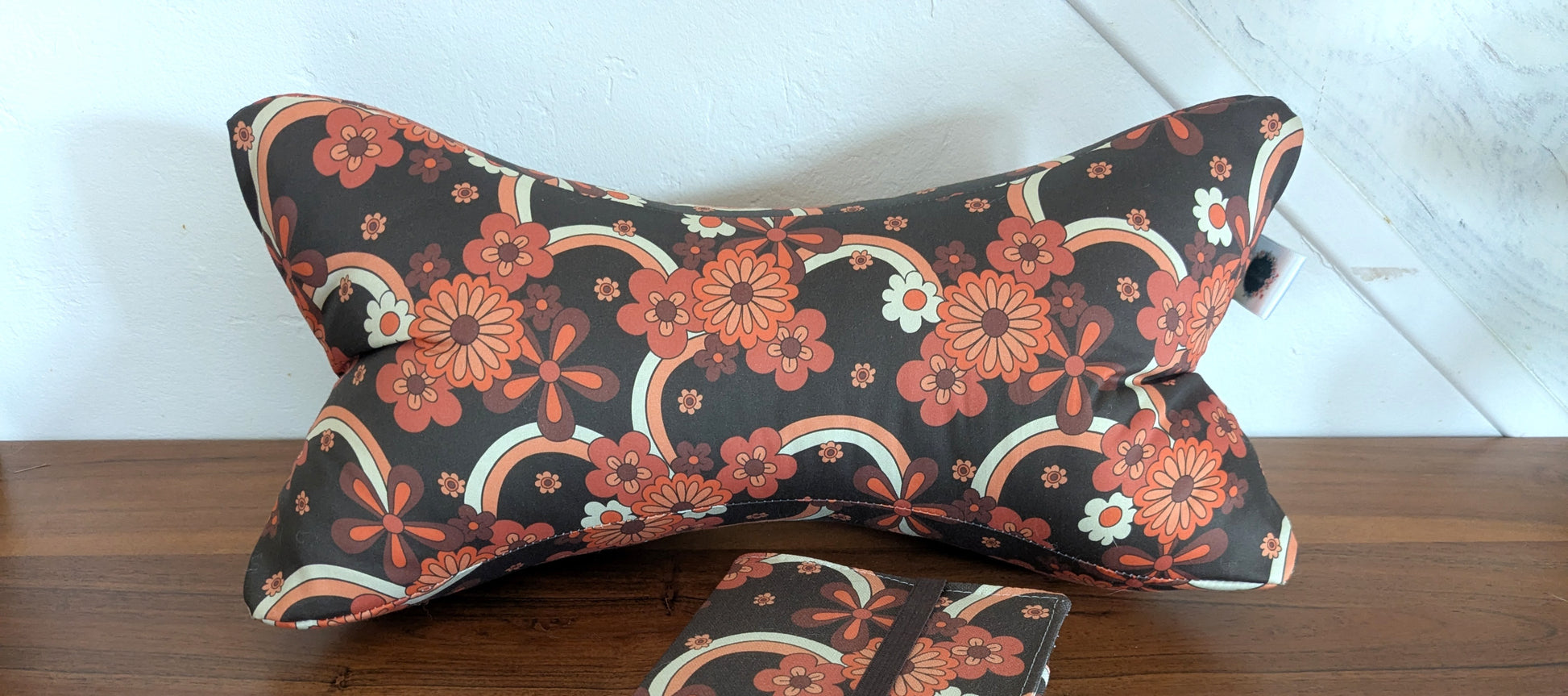 Coussin de lecture support livre motifs fleurs vintage
