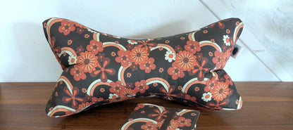 Coussin de lecture support livre motifs fleurs vintage