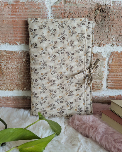 Pochette livre ou liseuse en tissu molletonnée avec rabat fermeture nœud - Motifs fleurs champêtre beige marron