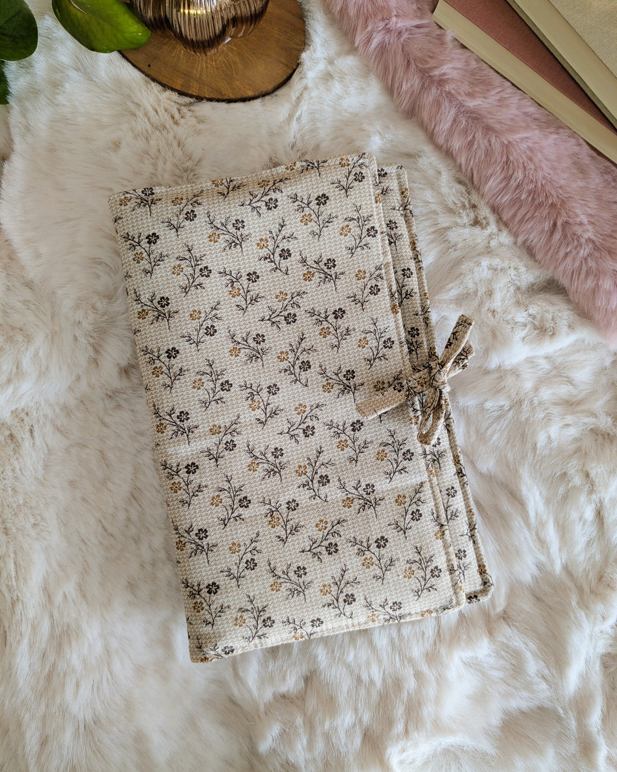 Pochette livre ou liseuse en tissu molletonnée avec rabat fermeture nœud - Motifs fleurs champêtre beige marron