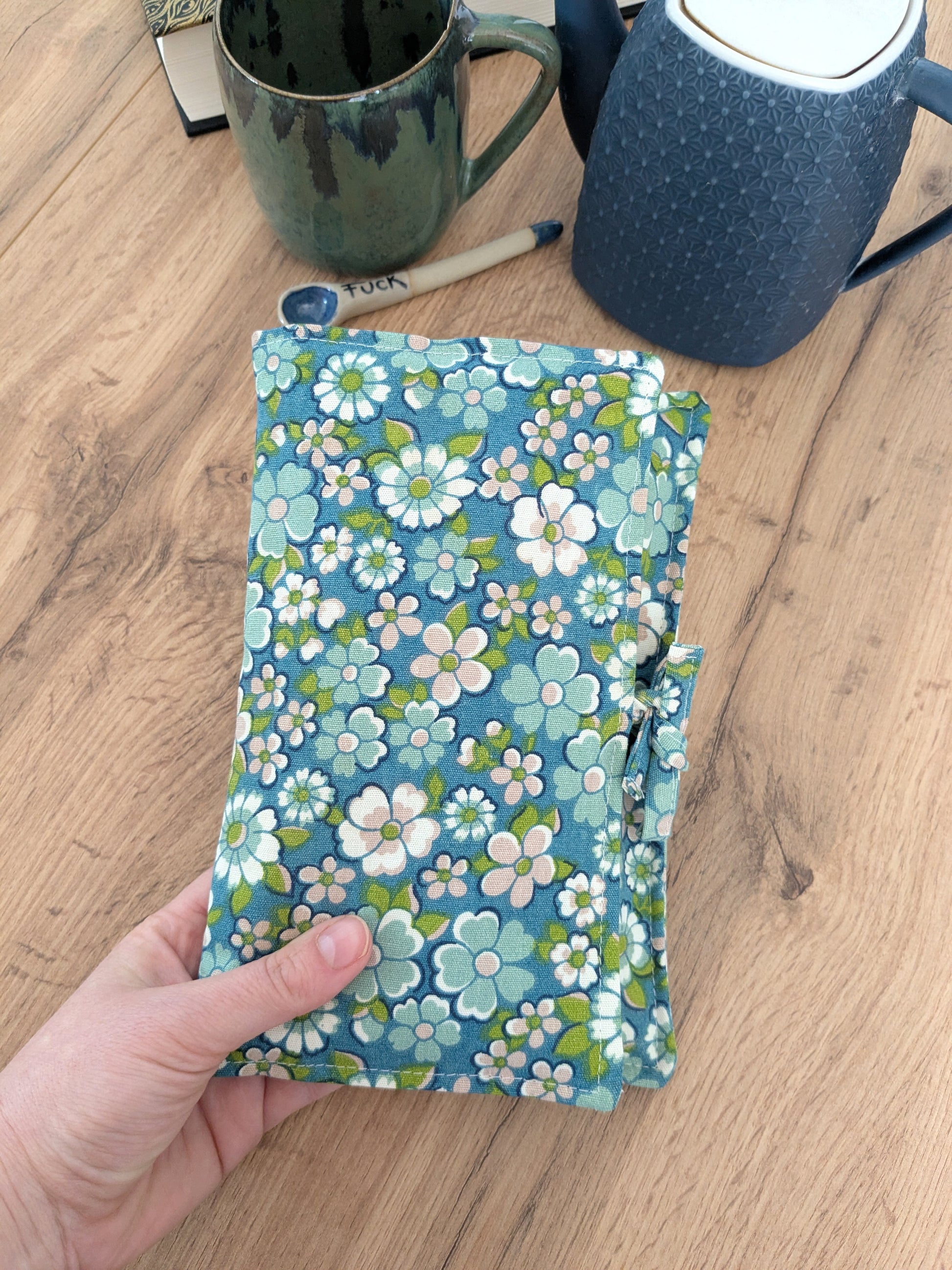 Pochette livre de poche fleurs vertes