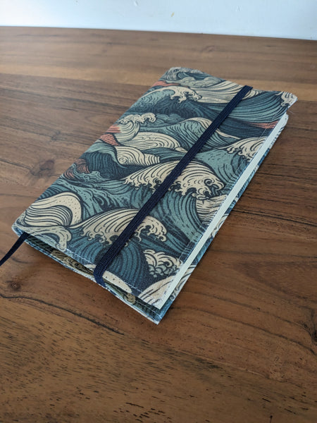 Protège livre en coton BIO avec marque page intégré - Hokusai