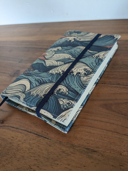 Protège livre en coton BIO avec marque page intégré - Hokusai