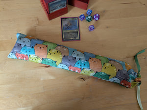 Tapis De Cartes Collectionneur Tapis De Jeu MTG/TCG - 61x35,6cm - Antidérapant - Surface Douce - Avec Sac De Transport Tapis Souris Grand Format Joueur Tapis De Cartes Collectionneur Tapis De Jeu MTG/TCG - 61x35,6cm - Antidérapant - Surface Douce - Avec Sac De Transport Tapis Souris Grand Format Joueur