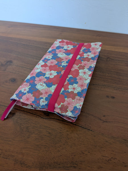 Coussin de lecture et protège livre ajustable - motif BLOOM - Fait main en France