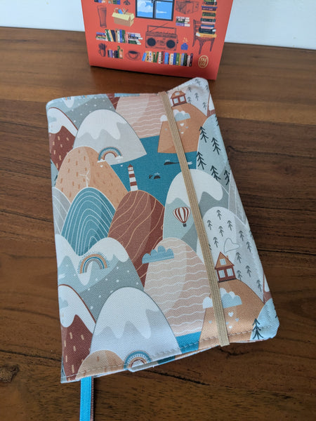 Coussin de lecture & Protège-livre ajustable – Motif SELVIK | Fait main