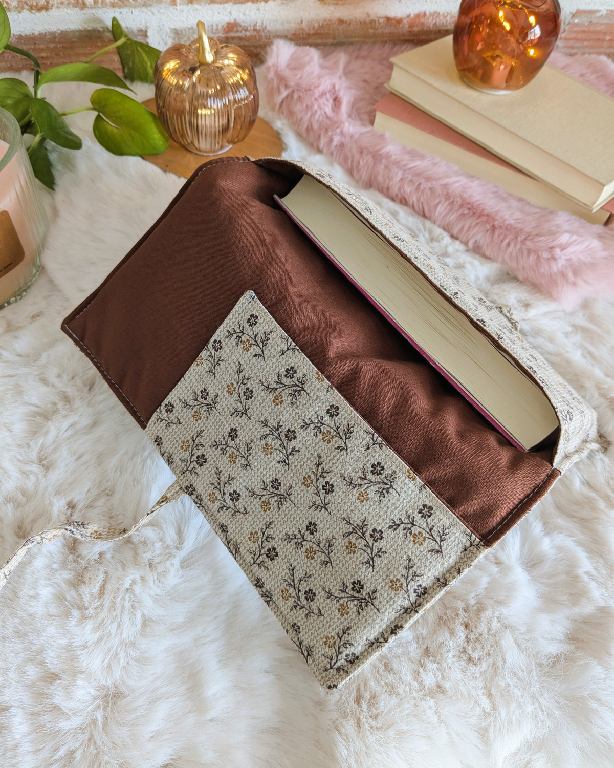Pochette livre ou liseuse en tissu molletonnée avec rabat fermeture nœud - Motifs fleurs champêtre beige marron