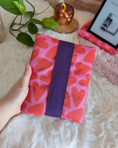 Pochette de protection et transport molletonnée pour liseuse personnalisable - Motifs coeurs rouges sur fond rose LOVE