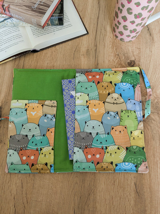 Pochette livre en tissu molletonnée avec rabat fermeture noeud - Motifs chats verts, jaunes, bleus GUSTAVE