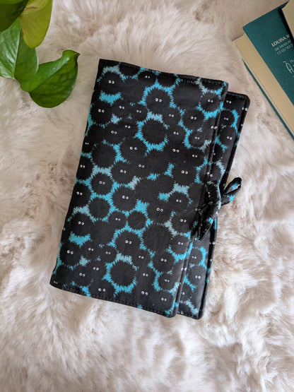 Pochette livre ou liseuse en tissu molletonnée avec rabat fermeture noeud - Motifs noiraudes petits monstres noirs fond bleu