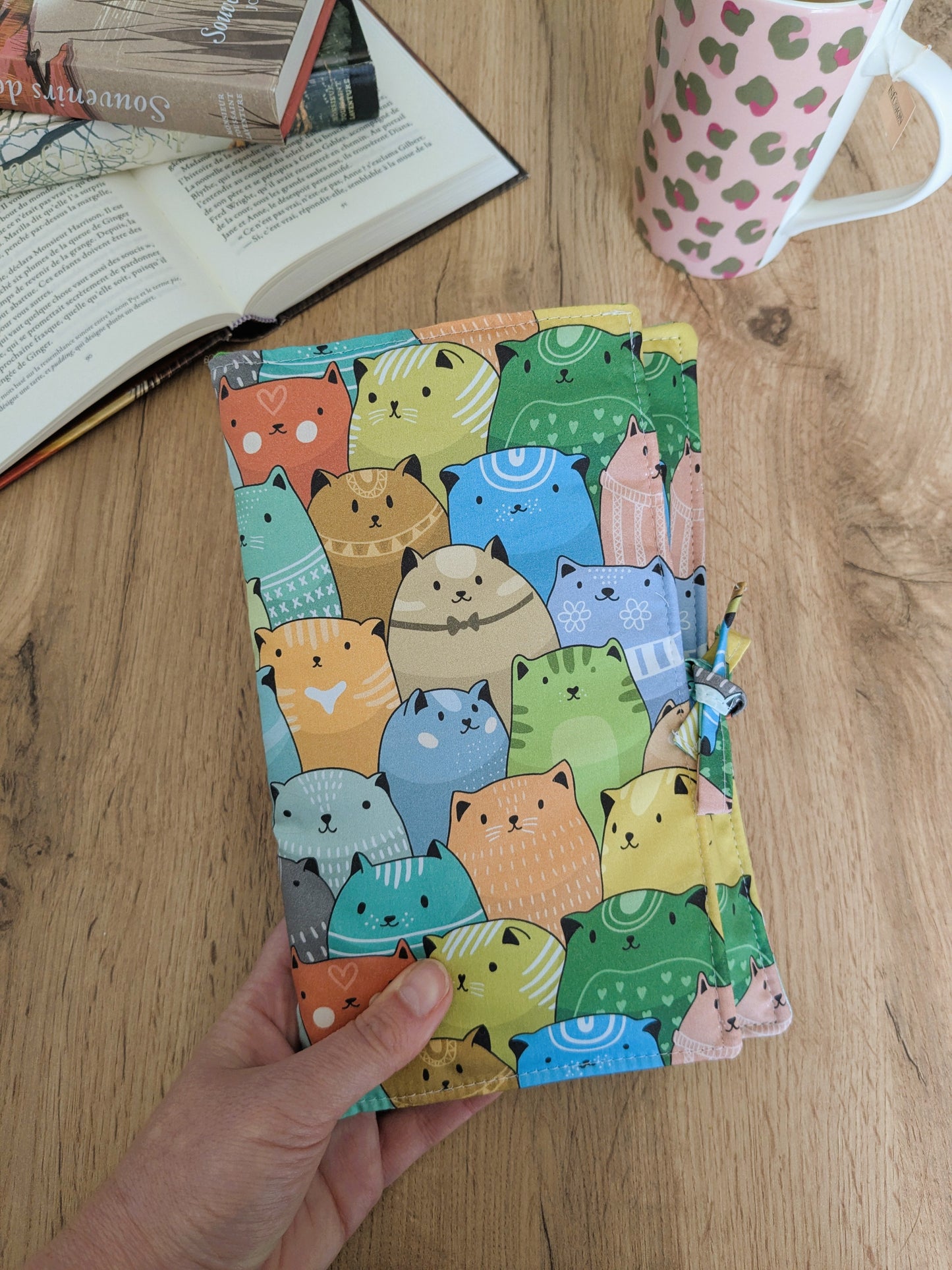 Pochette livre en tissu molletonnée avec rabat fermeture noeud - Motifs chats verts, jaunes, bleus GUSTAVE