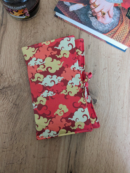 Pochette livre en tissu molletonnée avec rabat fermeture noeud - Motifs nuages japonais orange, rouge, jaune KUMO
