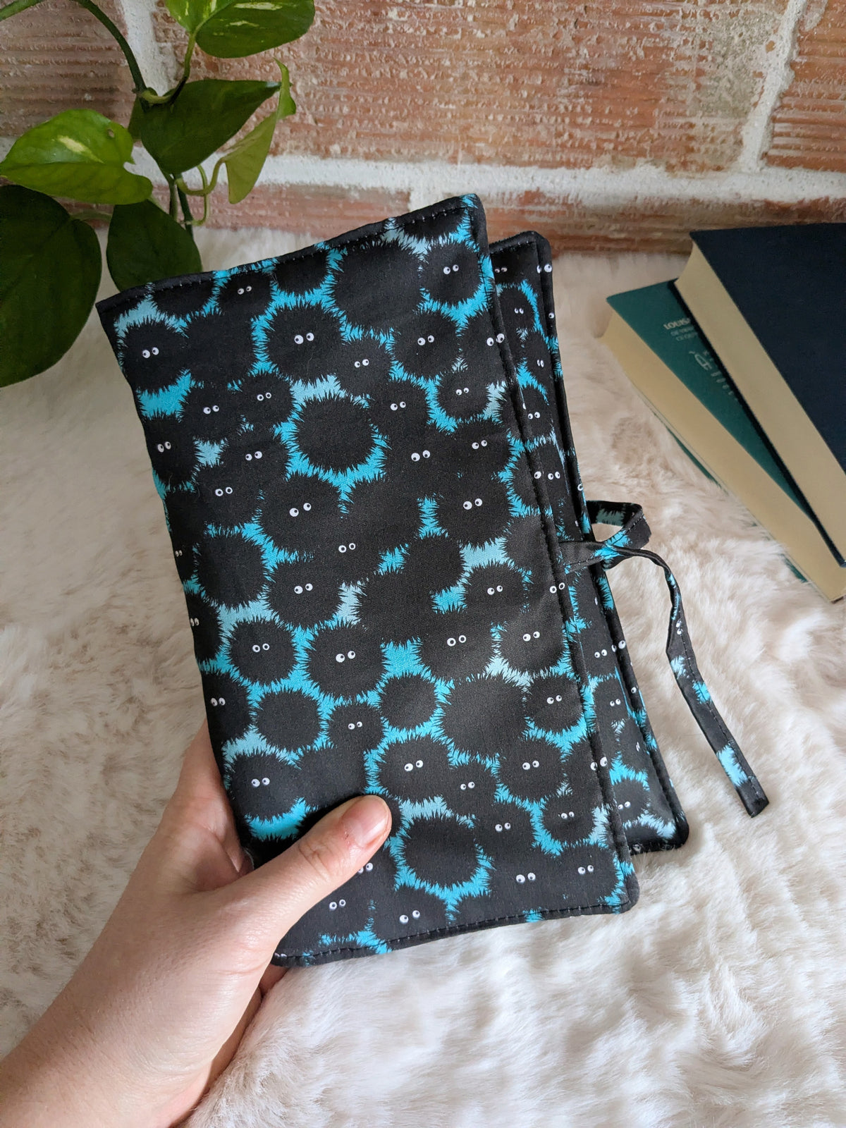 Pochette livre ou liseuse en tissu molletonnée avec rabat fermeture noeud - Motifs noiraudes petits monstres noirs fond bleu