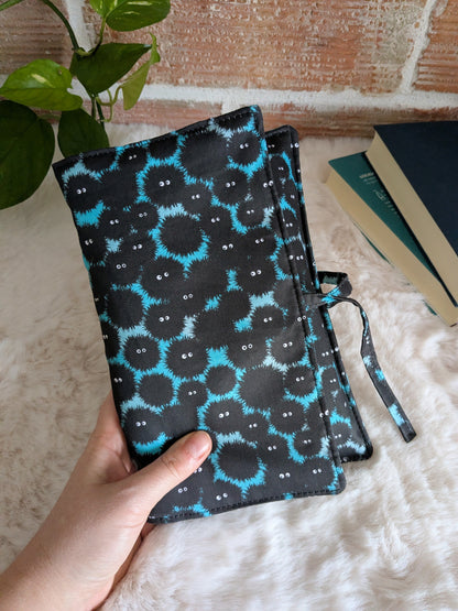 Pochette livre ou liseuse en tissu molletonnée avec rabat fermeture noeud - Motifs noiraudes petits monstres noirs fond bleu