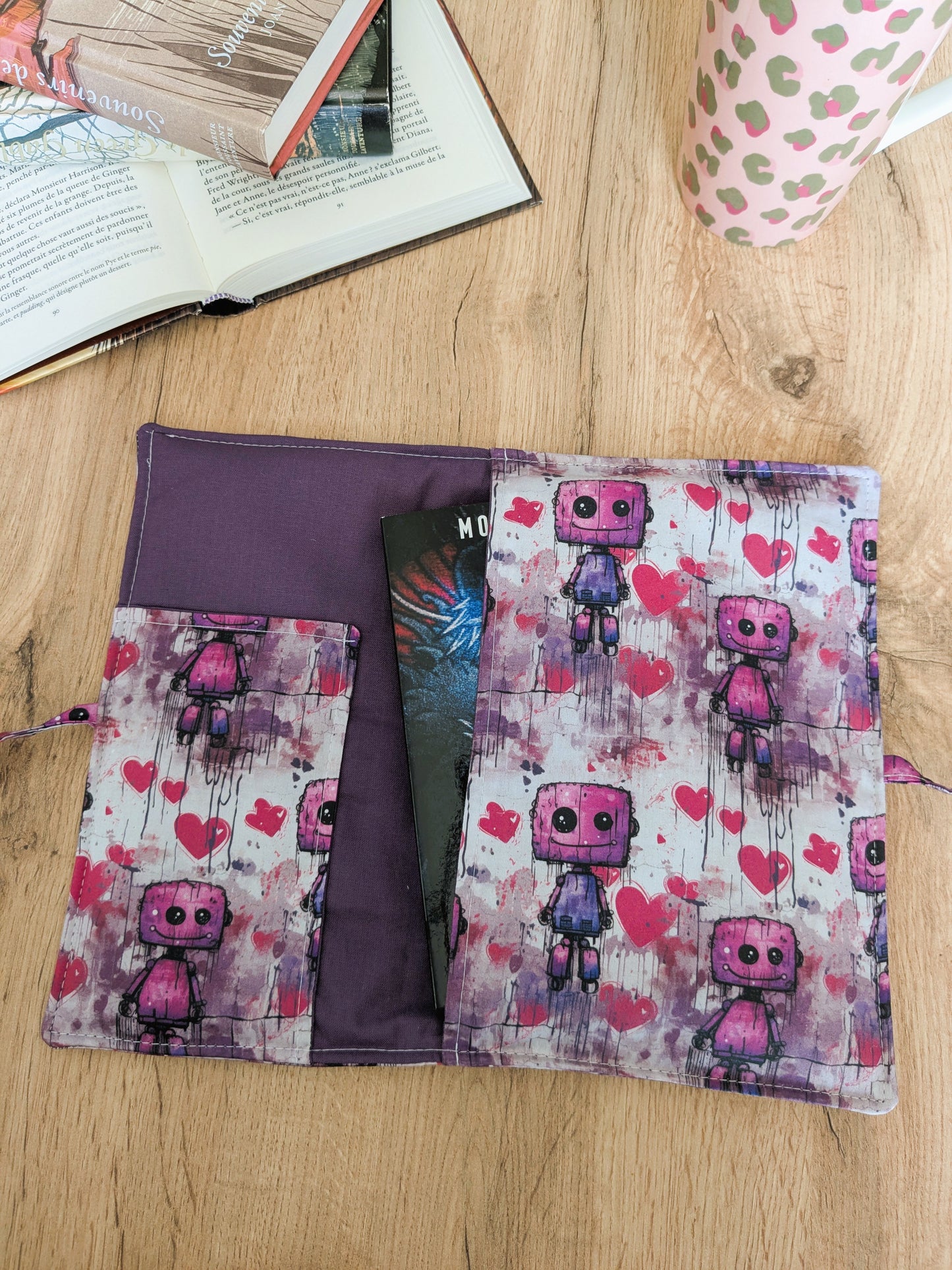 Pochette livre en tissu molletonnée avec rabat fermeture noeud - Motifs Petits robots roses, violets, coeurs PIXIES