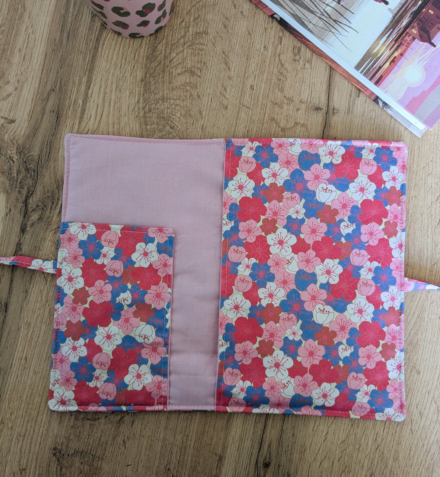 Pochette livre en tissu molletonnée avec rabat fermeture noeud - Motifs fleurs de cerisiers rose et bleu BLOOM
