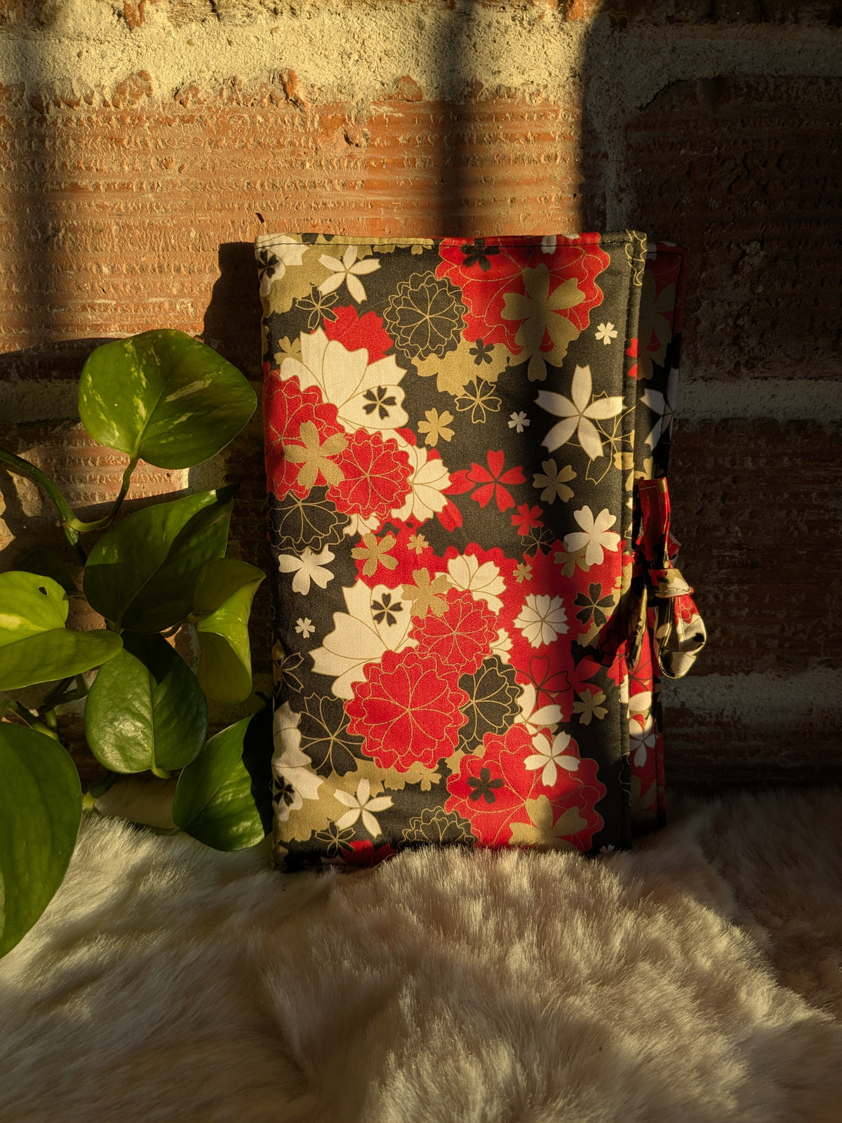 Pochette livre ou liseuse en tissu molletonnée avec rabat fermeture noeud - Motifs fleurs rouge, noir, ocre tissu style japon