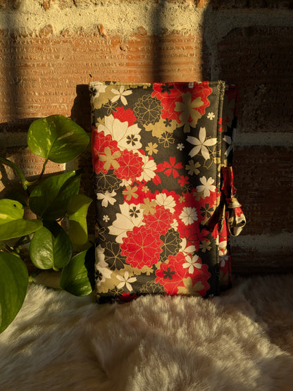 Pochette livre ou liseuse en tissu molletonnée avec rabat fermeture noeud - Motifs fleurs rouge, noir, ocre tissu style japon