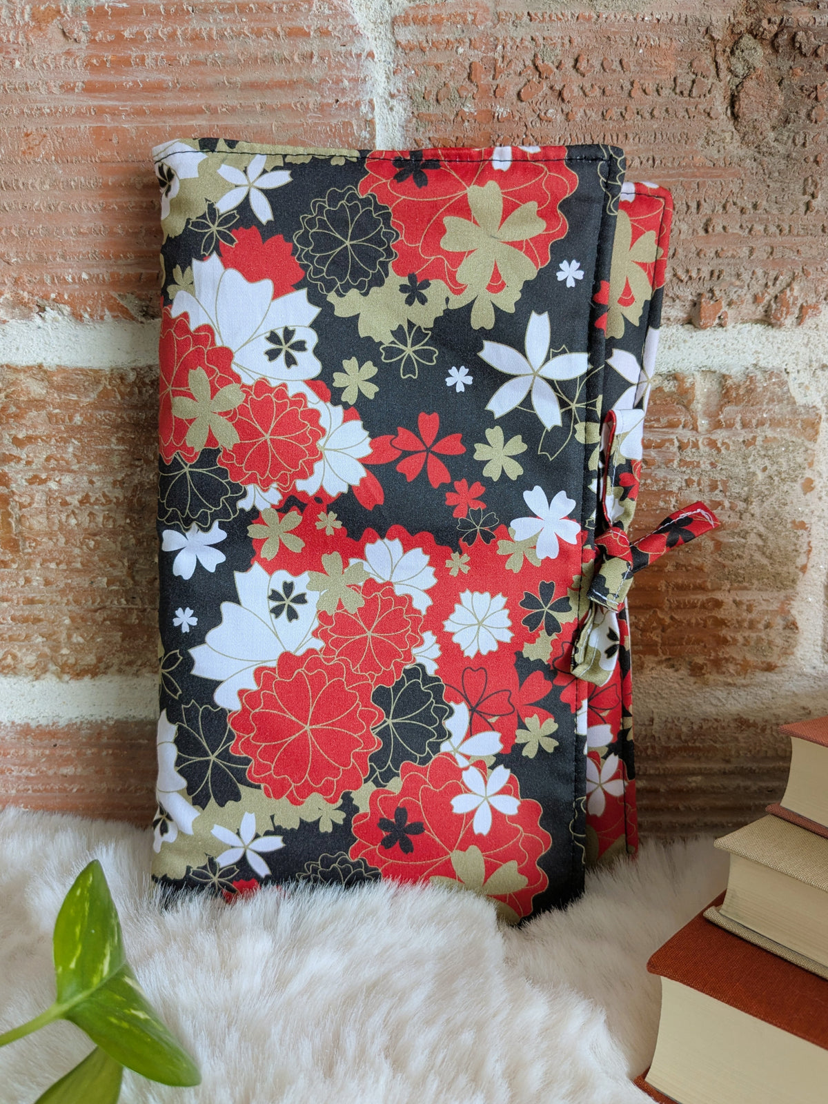 Pochette livre ou liseuse en tissu molletonnée avec rabat fermeture noeud - Motifs fleurs rouge, noir, ocre tissu style japon
