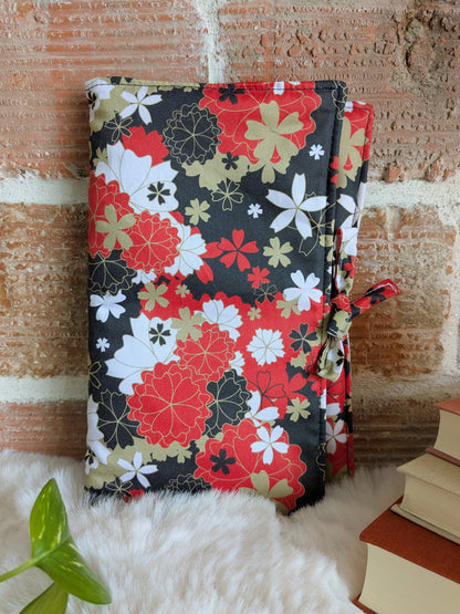 Pochette livre ou liseuse en tissu molletonnée avec rabat fermeture noeud - Motifs fleurs rouge, noir, ocre tissu style japon
