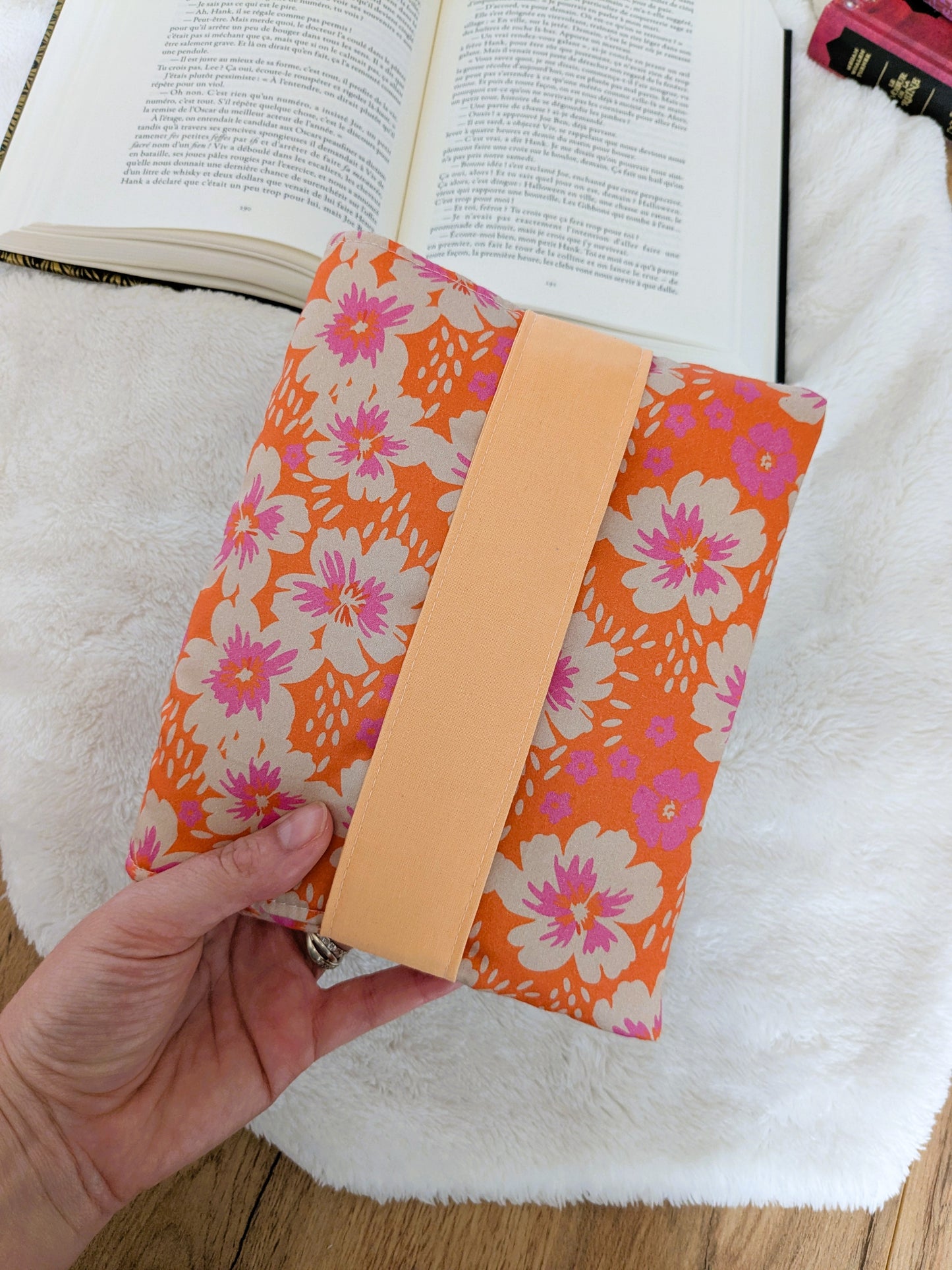 Pochette de protection et transport molletonnée pour liseuse personnalisable - Motifs fleurs rose fond orange Summer
