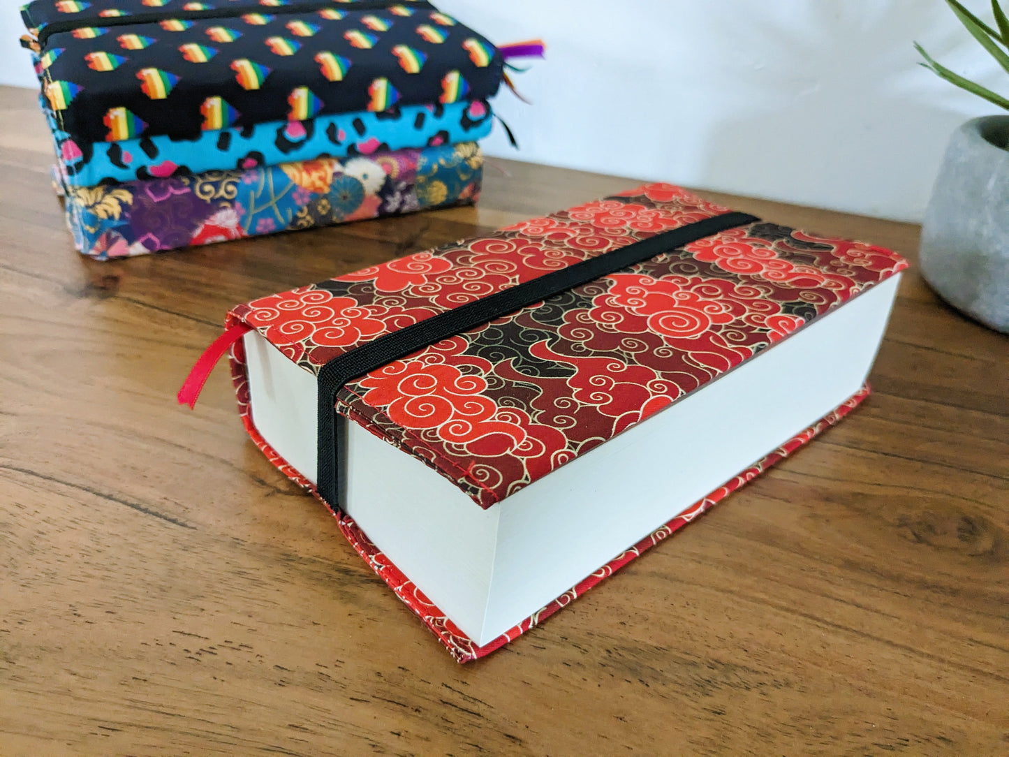 Couvre livre en tissu fermeture elastique rouge nuages