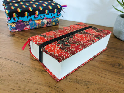 Couvre livre en tissu fermeture elastique rouge nuages