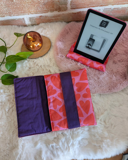 Pochette de protection et transport molletonnée pour liseuse personnalisable - Motifs coeurs rouges sur fond rose LOVE