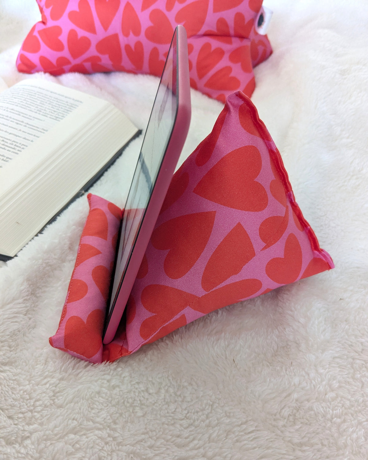 Pochette de protection et transport molletonnée pour liseuse personnalisable - Motifs coeurs rouges sur fond rose LOVE