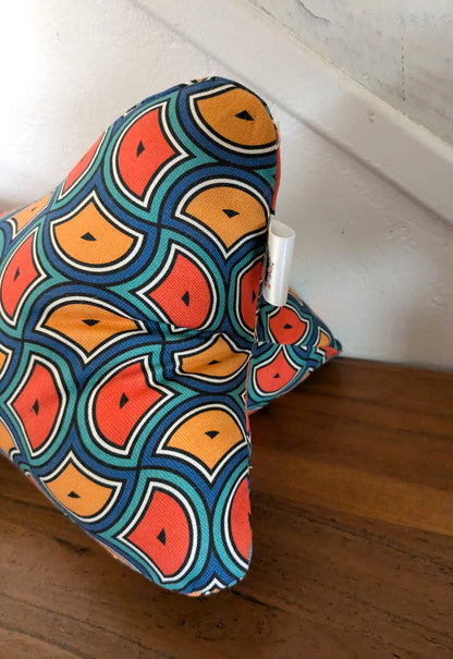 coussin-de-lecture-motif-geometrique-retro-bleu-orange